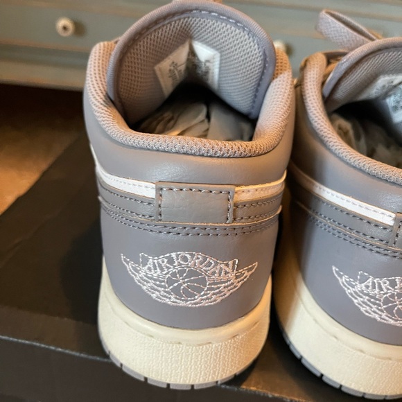 Authentic Air Jordan’s low lace Nike 6.5Y fits 7.5/8 wolf gray shoes $189.00 - Picture 6 of 10